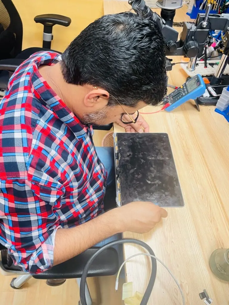 MacBook display replacement at Mak Doctor Riyadh