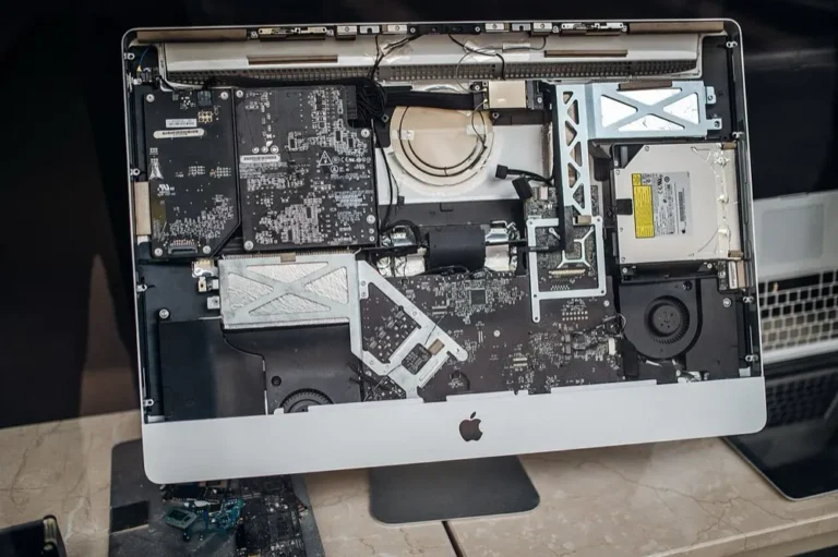 iMac repair on the bench at Mak Doctor Riyadh