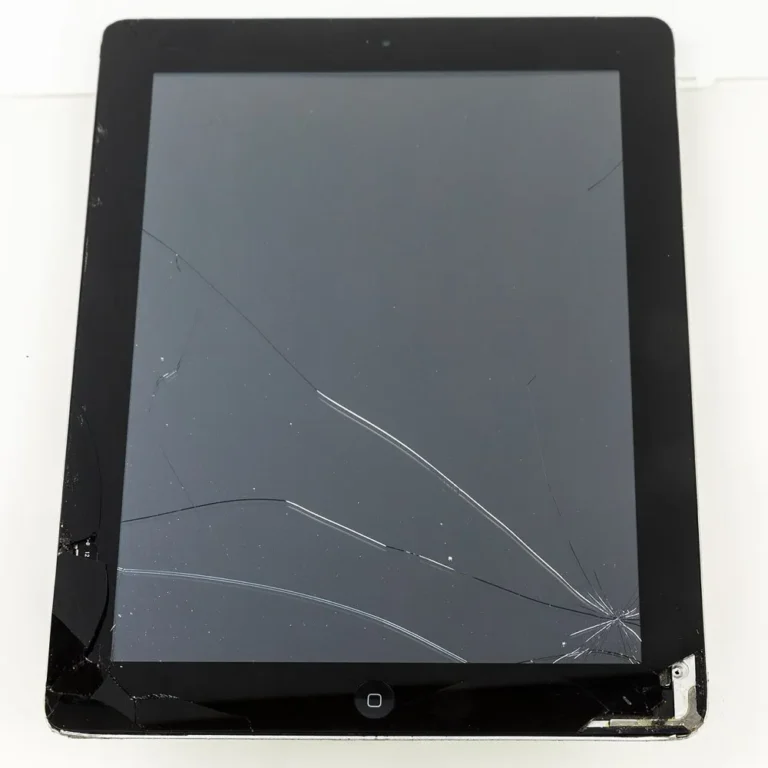 iPad with cracked screen before repair at Mak Doctor Riyadh